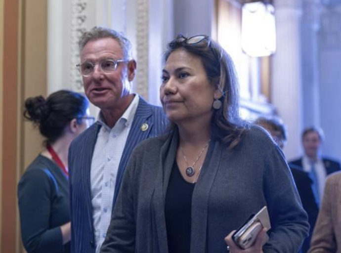 Con Los Dedos en la Puerta